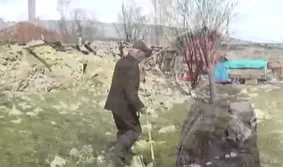 Terk edilmiş köyde tek yaşıyor