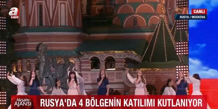 Putin’in konuşması öncesi dikkat çeken şarkı! Moskova’da halk Kızıl Meydan’da böyle coştu