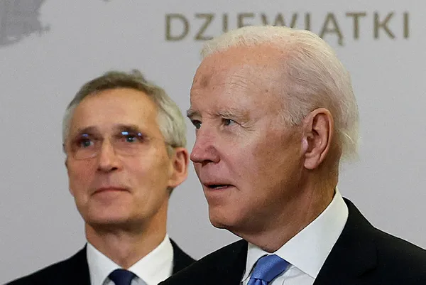abd-baskani-joe-biden-ucaga-binerken-merdivende-dustu-donald-trumpin-oglu-dalga-gecti-bir-kat-merdiven-cikmakt-1677090971711.jpg ABD Başkanı Joe Biden uçağa binerken merdivende düştü! Donald Trump'ın oğlu dalga geçti: Bir kat merdiven çıkmaktan aciz... - 6