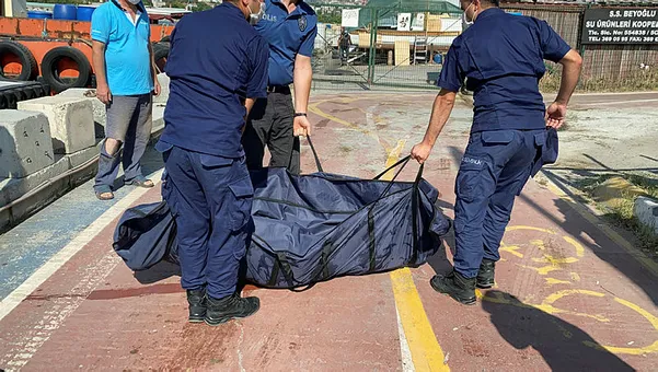 Haliç’te denizde temizlik yapan görevliler köprünün ayağında ceset buldu - 4