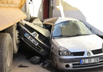 Kendiliğinden hareket eden kamyon 9 aracı sürükledi