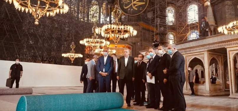 Başkan Erdoğan Ayasofya için özel üretilen halıları yakından inceledi