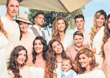 Yolanthe Cabau 12 kardeşiyle böyle poz verdi