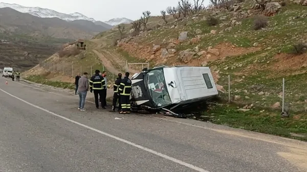 siirtte-ogrenci-minibusu-devrildi-1-olu-6-yarali-1711734345609.jpg Siirt'te öğrenci minibüsü devrildi: 1 ölü, 6 yaralı - 3