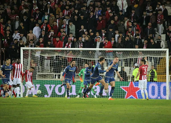 Sivasspor Avrupa’ya veda etti | Sivasspor: 1 - Fiorentina: 4 Maç sonucu | Maçın son dakikalarında olay çıktı