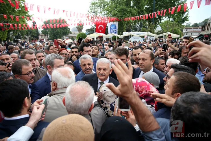 Eyüp'te cuma namazını kılan Binali Yıldırım'a yoğun ilgi