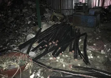 'Yok artık' dedirten hırsızlık kamerada! İşçi yeleği giyip fiber kabloları böyle çaldılar