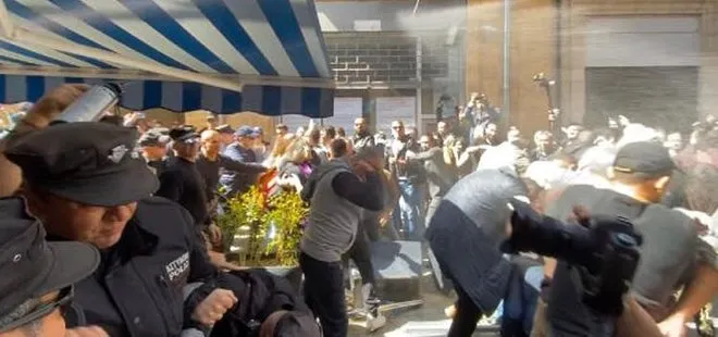 Kıbrıs’ta sınır kapılarının kapatılmasına yönelik eylemde olaylar çıktı! Rum polisi eylemcilere biber gazı sıktı