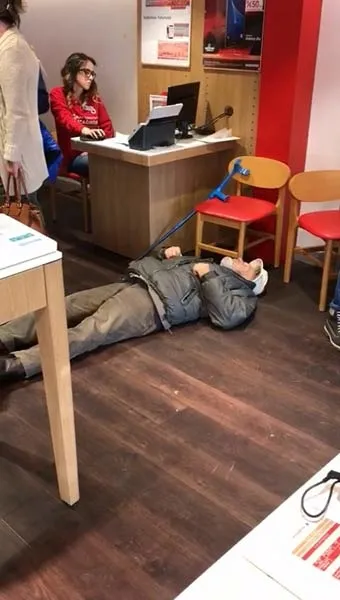 90'lık dede telefon faturasını görünce bayıldı - 1