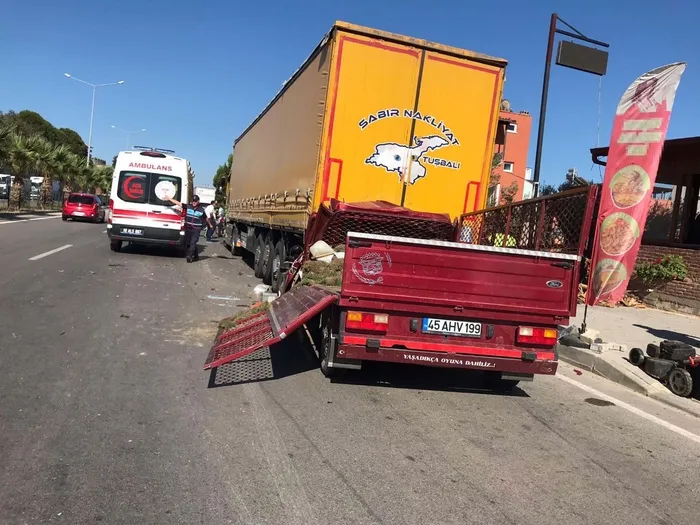 canakkalede-korkunc-kaza-kamyonet-tira-arkadan-carpti-2-olu-1719774110506.jpg
