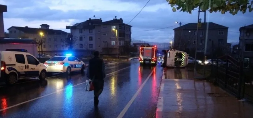 Sultanbeyli'de okul servisi ile otomobil çarpıştı: 3 yaralı