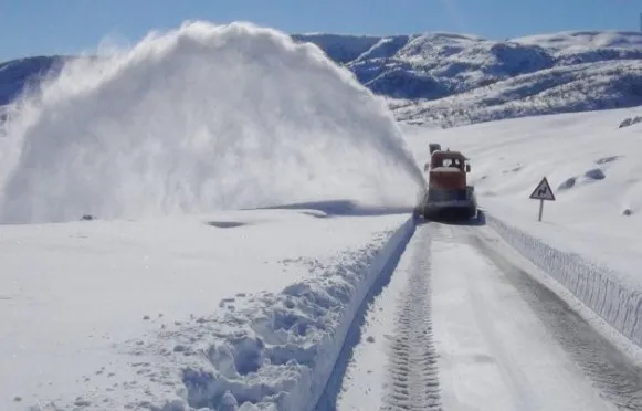 kar-sebebiyle-186-yerlesim-yerini-yolu-ulasima-kapandi-1639892767962.jpg