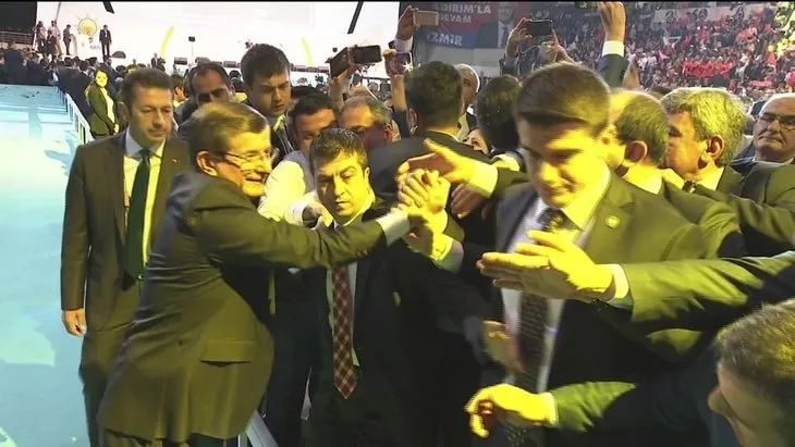 Başbakan Davutoğlu kongre salonunda partilileri selamladı