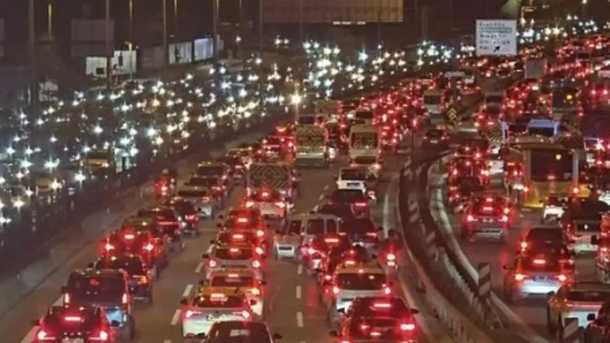 Megakentte haftanın ilk iş günü trafik felç: Yoğunluk yüzde 80'i aştı