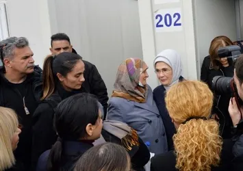 Emine Erdoğan Nurdağı'nda depremzedelerle buluştu!