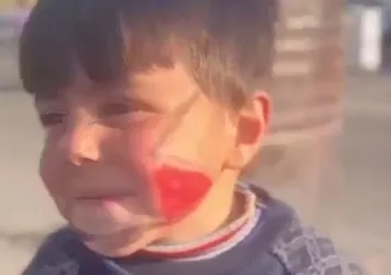 Malatya’da çadır kentte yaşayan minik Muhammed herkesi duygulandırdı! Yürekler beraber çarpıyor