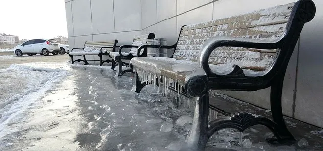 Ağrı’da soğuk havada banklar buz tuttu