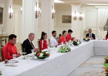 Başkan Erdoğan milli sporcular ile iftar yaptı