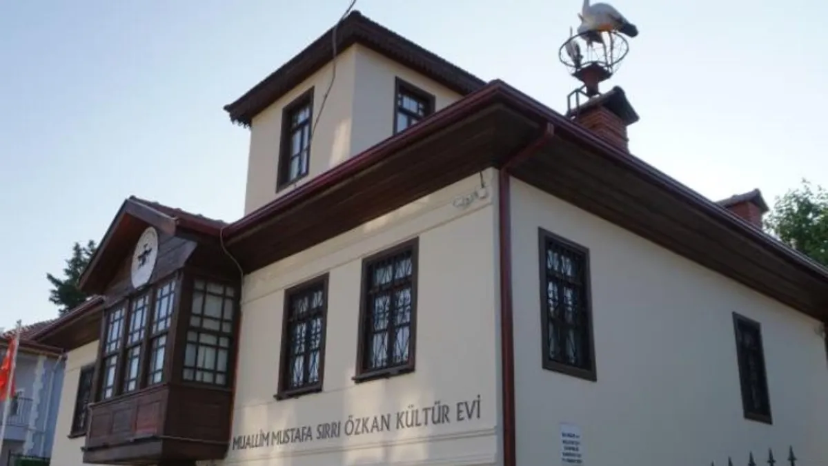 Gölhisar'da kültür mirası yaşatan 97 yıllık konak ilgi görüyor