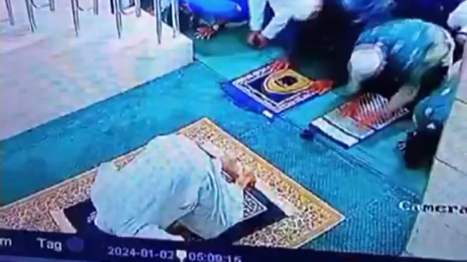 Namaz sırasında kalp krizi geçiren imam secdede vefat etti