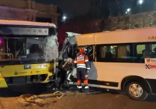 Beşiktaş'ta İETT otobüsü servis minibüsü ile çarpıştı!