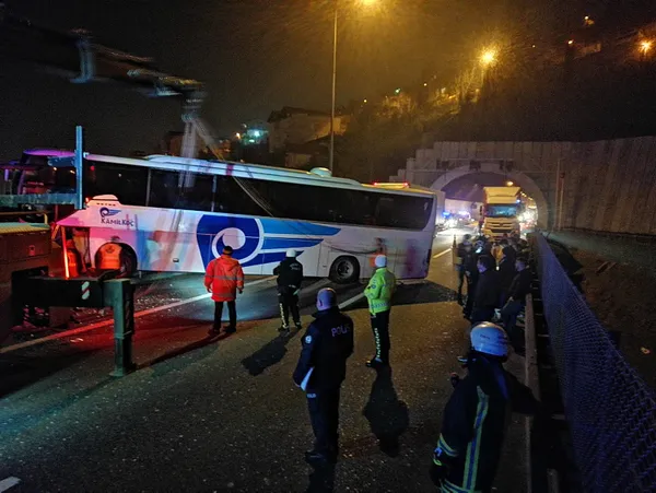 tem-otoyolunda-korku-dolu-anlar-30-kisinin-bulundugu-yolcu-otobusu-viyaduk-uzerinde-asili-kaldi-1612663457787.jpg TEM Otoyolunda korkunç kaza! 30 kişinin bulunduğu yolcu otobüsü viyadük üzerinde asılı kaldı - 3
