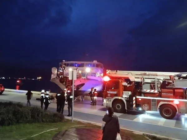 korku-dolu-anlar-izmirde-yolcu-vapuru-karaya-carpti-1704822302924.jpg Korku dolu anlar! İzmir’de yolcu vapuru karaya çarptı - 2