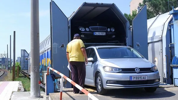 gurbetciler-gelmeye-basladi-40-saat-sonra-turkiyeye-ulastilar-1653726967016.jpeg Gurbetçiler gelmeye başladı! 40 saat sonra Türkiye'ye ulaştılar - 1