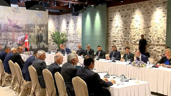 cumhurbaskani-yardimcisi-cevdet-yilmazdan-is-dunyasiyla-bulusma-programinda-korfez-turu-mesaji-benzer-adimlar-1689942146034.jpeg Cumhurbaşkanı Yardımcısı Cevdet Yılmaz'dan İş Dünyasıyla Buluşma programında Körfez turu mesajı: Benzer adımlar atılacak - 1
