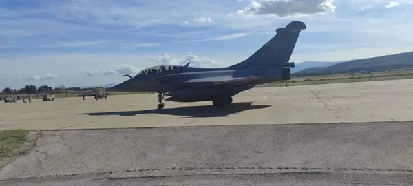 Fransa ve Yunanistan savaş jetlerini birlikte uçurdu