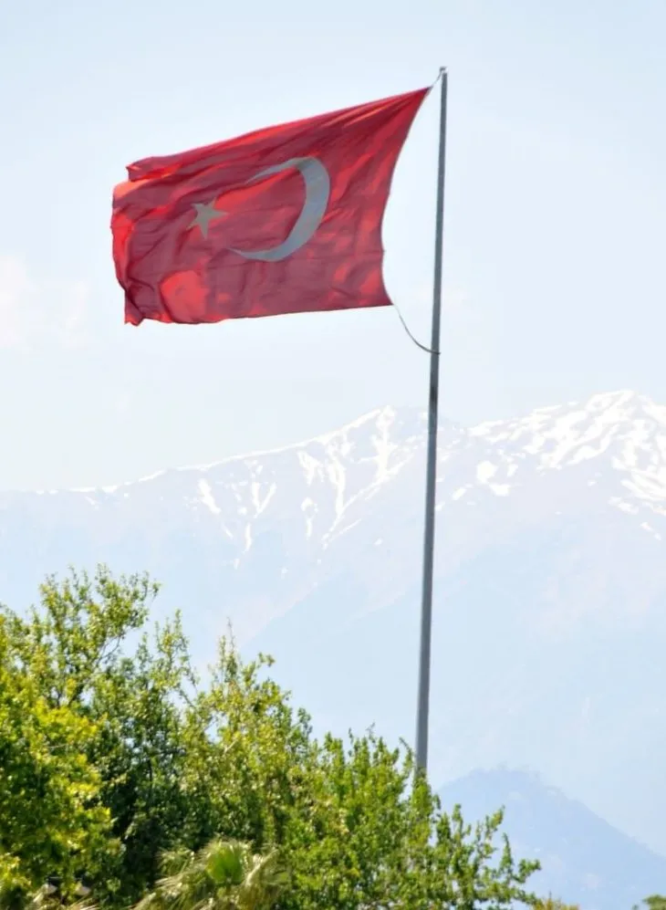 150 metrekarelik Türk Bayrağı denize düştü