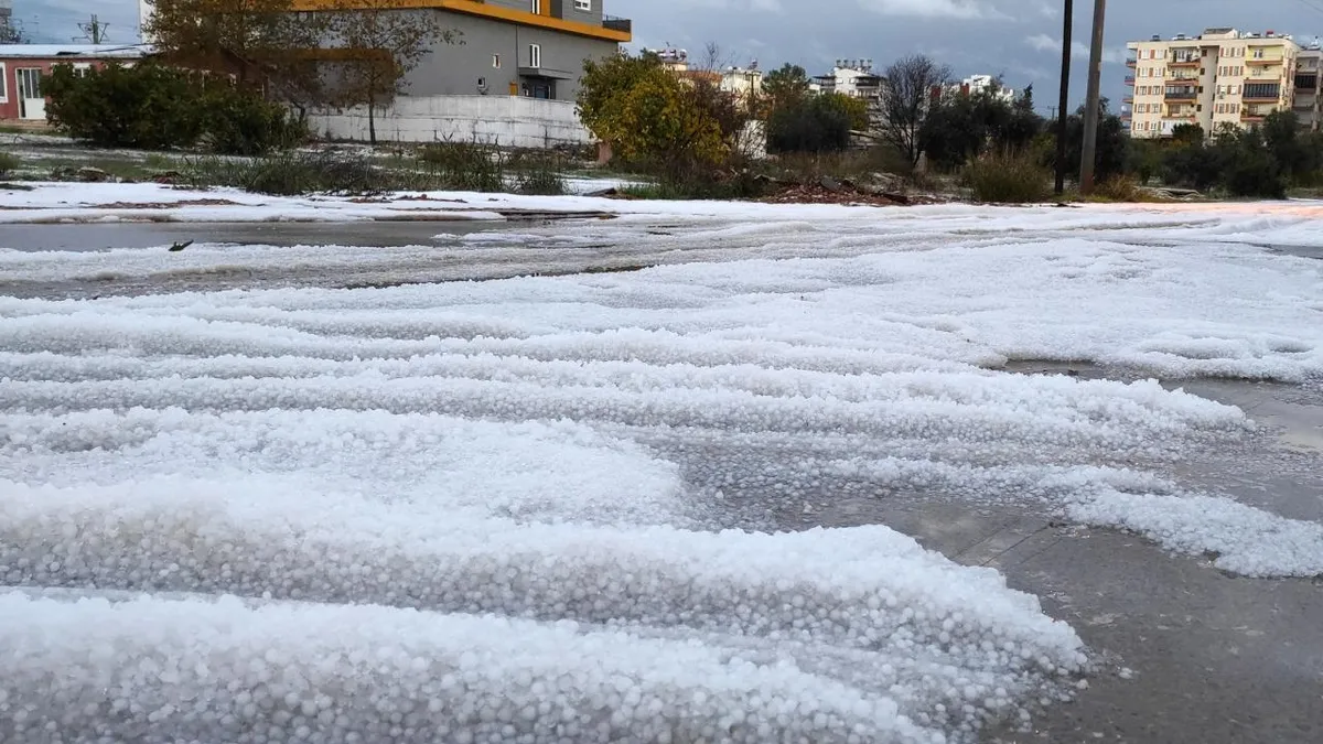 Antalya'da dolu tarım alanlarına zarar verdi