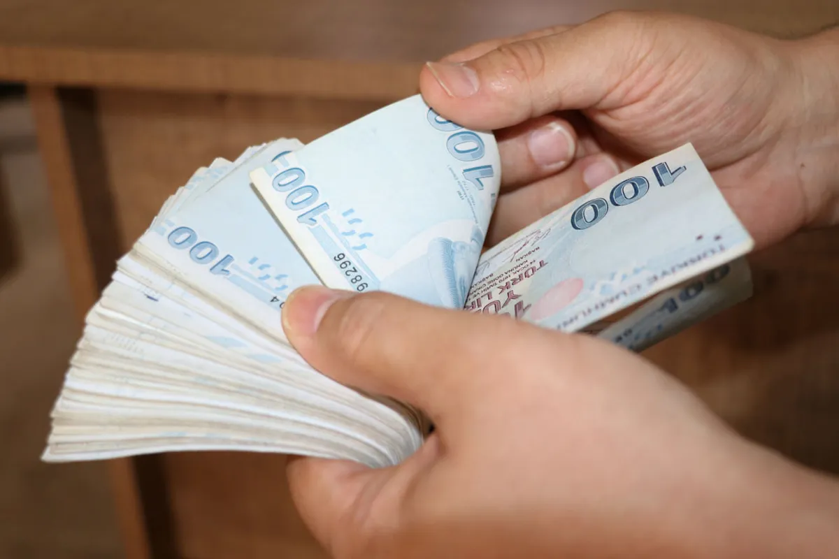 ocak-2027-emekli-ve-memur-maas-zammi-icin-enflasyon-hesabi-1787212118895.jpg Yıl sonu enflasyonunun asgari ücret görüşmelerinde belirleyici göstergelerden biri olacağını söyleyen Faruk Erdem, yeni ücret için yüzde 30 civarında artış öngördü.
