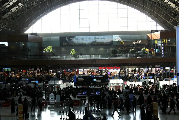 istanbuldaki-havalimanlarinda-yolcu-sayisinda-artis-9-ayda-275-milyon-kisi-seyahat-etti-1666255977062.jpg