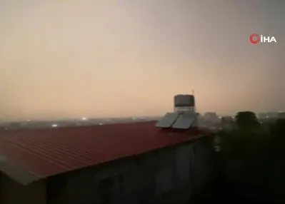 Hatay’da yıldırımın düşme anı kamerada