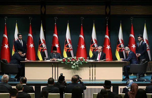 baskan-erdogandan-ankarada-onemli-kabul-brunei-sultani-waddaulah-ile-ortak-basin-toplantisi-1678210536701.jpg Başkan Erdoğan'dan Ankara'da önemli kabul! Brunei Sultanı Waddaulah ile ortak basın toplantısı - 3
