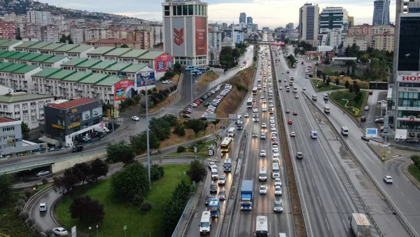 Son dakika: İstanbul’da sağanak etkili oldu trafik kilitlendi!