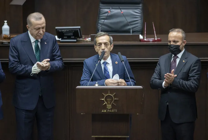 Başkan Erdoğan, CHP’den ayrılıp AK Parti’ye katılan Nejat Önder’e rozet taktı