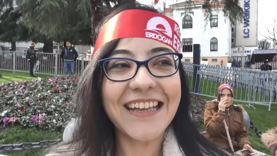 Erdoğan kitabını imzaladı, genç kız gözyaşlarına boğuldu