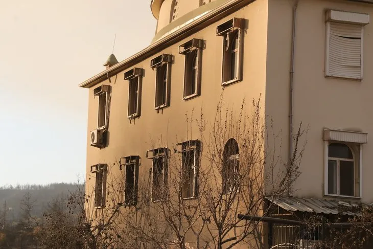 Alevlerin yuttuğu Manavgat’ta cami sapasağlam ayakta!