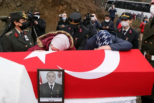 Şehit Uzman Çavuş Aygün Çakar son yolculuğuna uğurlandı - 3