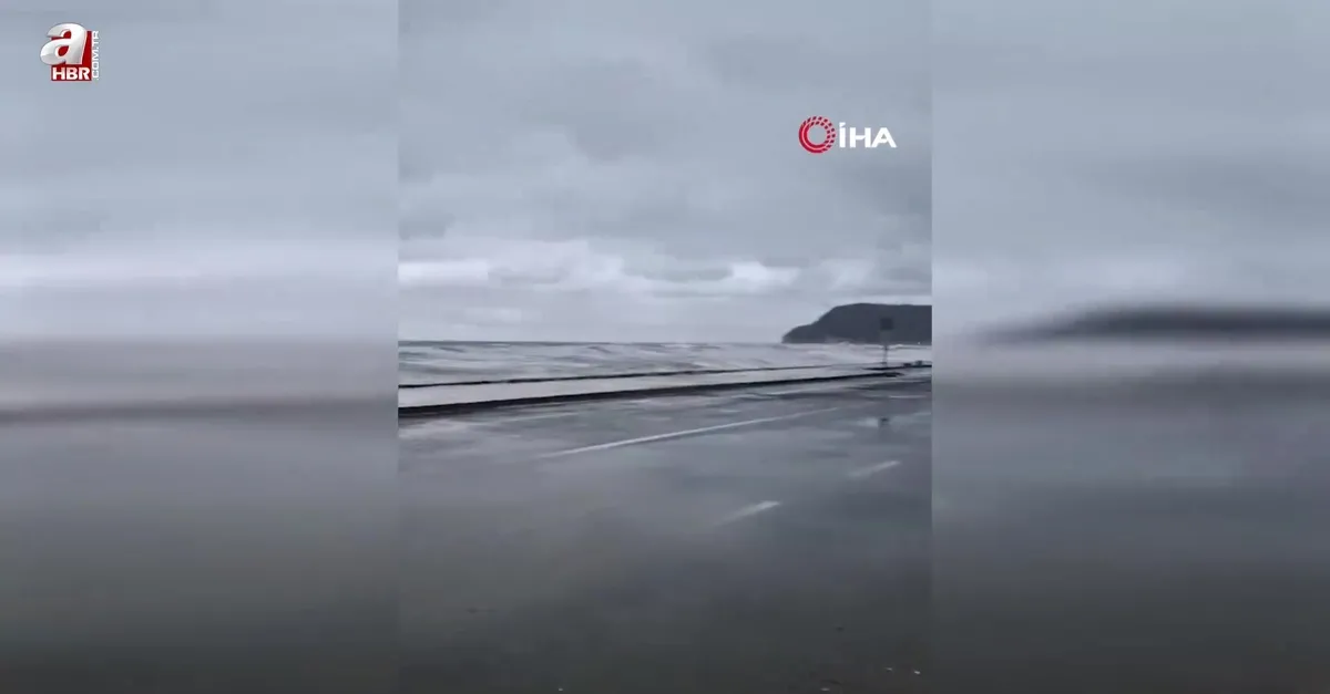 Dalgalar sahili dövdü, deniz yola taştı!