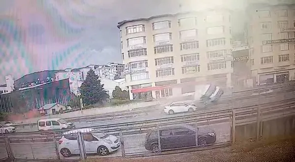 pendikte-minibus-bariyerlere-carparak-taklalar-atti-o-anlar-kamerada-1651670451323.jpg Pendik’te minibüs bariyerlere çarparak taklalar attı! O anlar kamerada - 2
