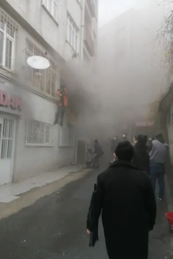 fatihteki-yanginda-can-pazari-camdan-atladilar-1639557476535.jpg Fatih’teki yangında can pazarı! Camdan atladılar - 3