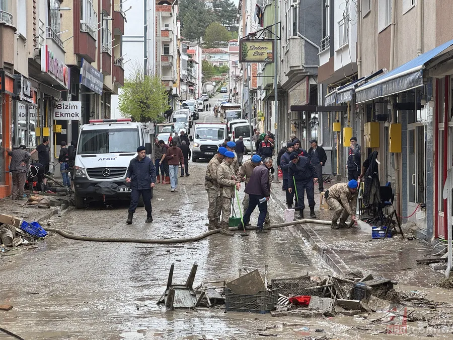 Samsun'daki sel felaketinin izleri gün ağarınca ortaya çıktı! Araçlar ters dönüp birbirine girdi 8