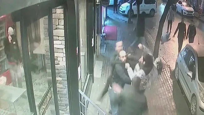 İstanbul’da silahlı kavga kamerada! Lüks cipini husumetli olduğu şahsın üzerine sürdü - 6