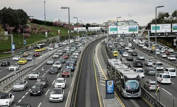 1682097749047.jpeg İstanbul'da trafik kilitlendi! Bayram yoğunluğu yüzde 80 - 2