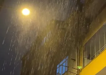 17 ilde sağanak alarmı: Gök gürültüsü ve fırtına ile bastırdı! Yağışlar kaç gün sürecek? İstanbul, Ankara, Edirne Konya...