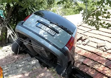 Ümraniye'de bir araç evin çatısına düştü