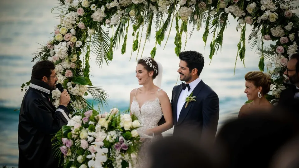 Burak Özçivit ve Fahriye Evcen dünya evine girdi